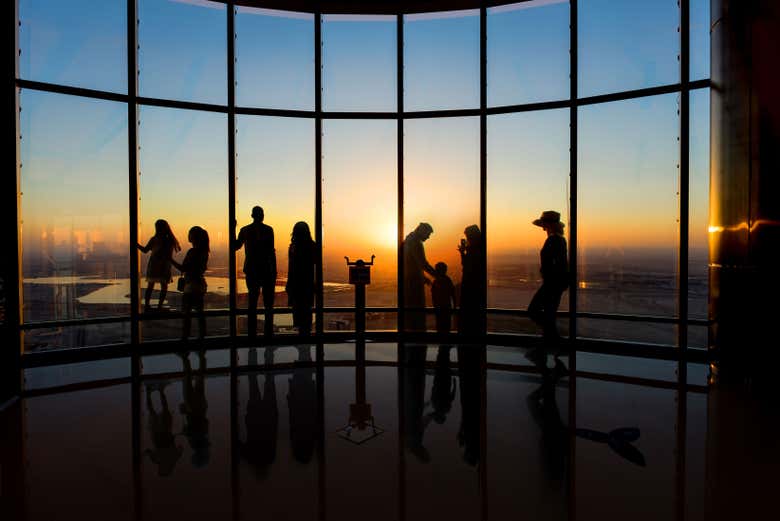 Contemplando l'alba al 124° piano del Burj Khalifa