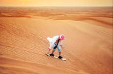 Sandboarding sulle dune del deserto